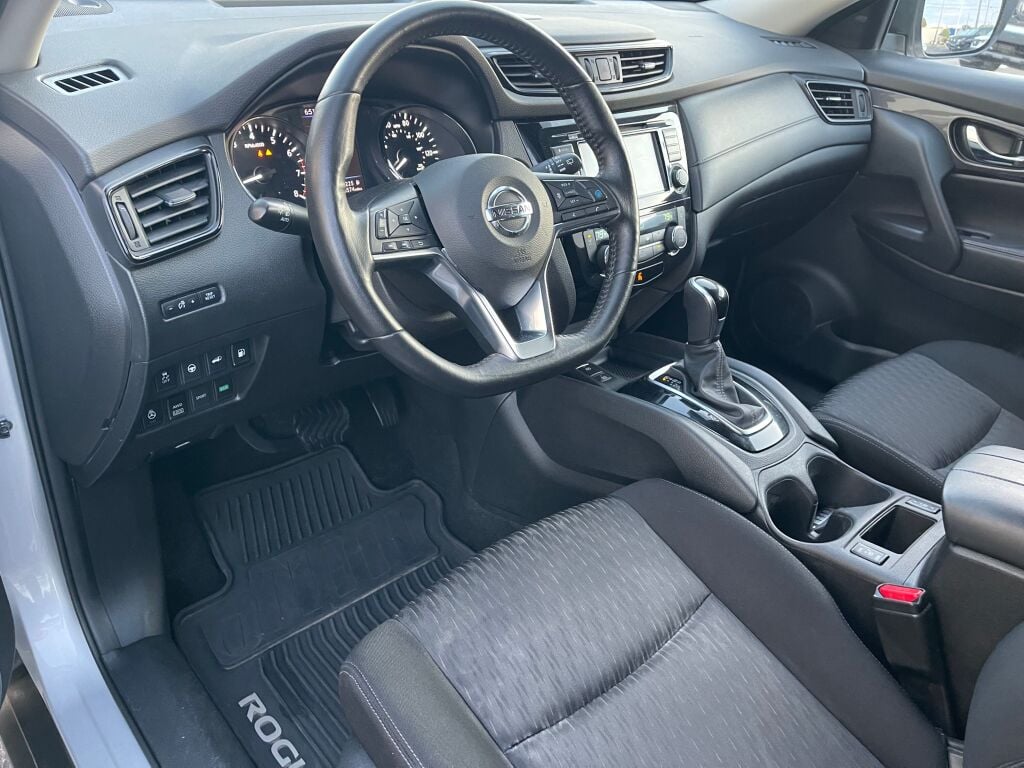 2019 Nissan Rogue SV photo 9