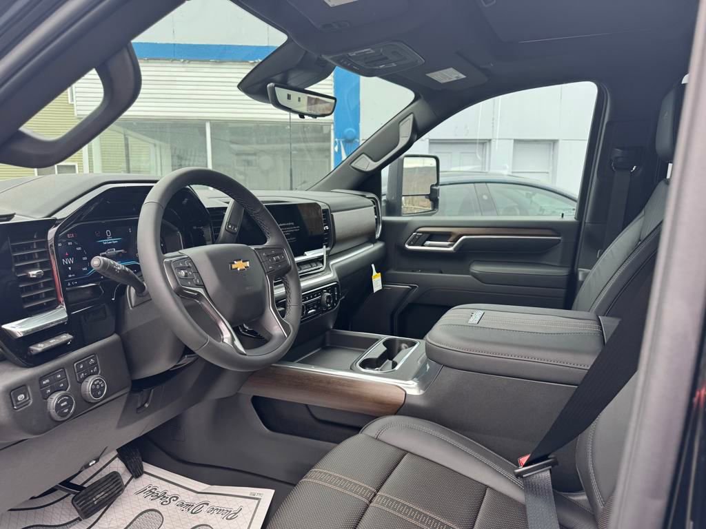 2025 Chevrolet Silverado 2500HD High Country photo 2