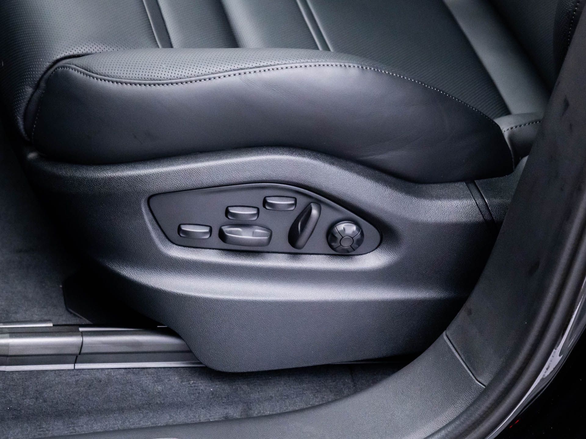 2025 Porsche Cayenne E-Hybrid Coupe photo 24