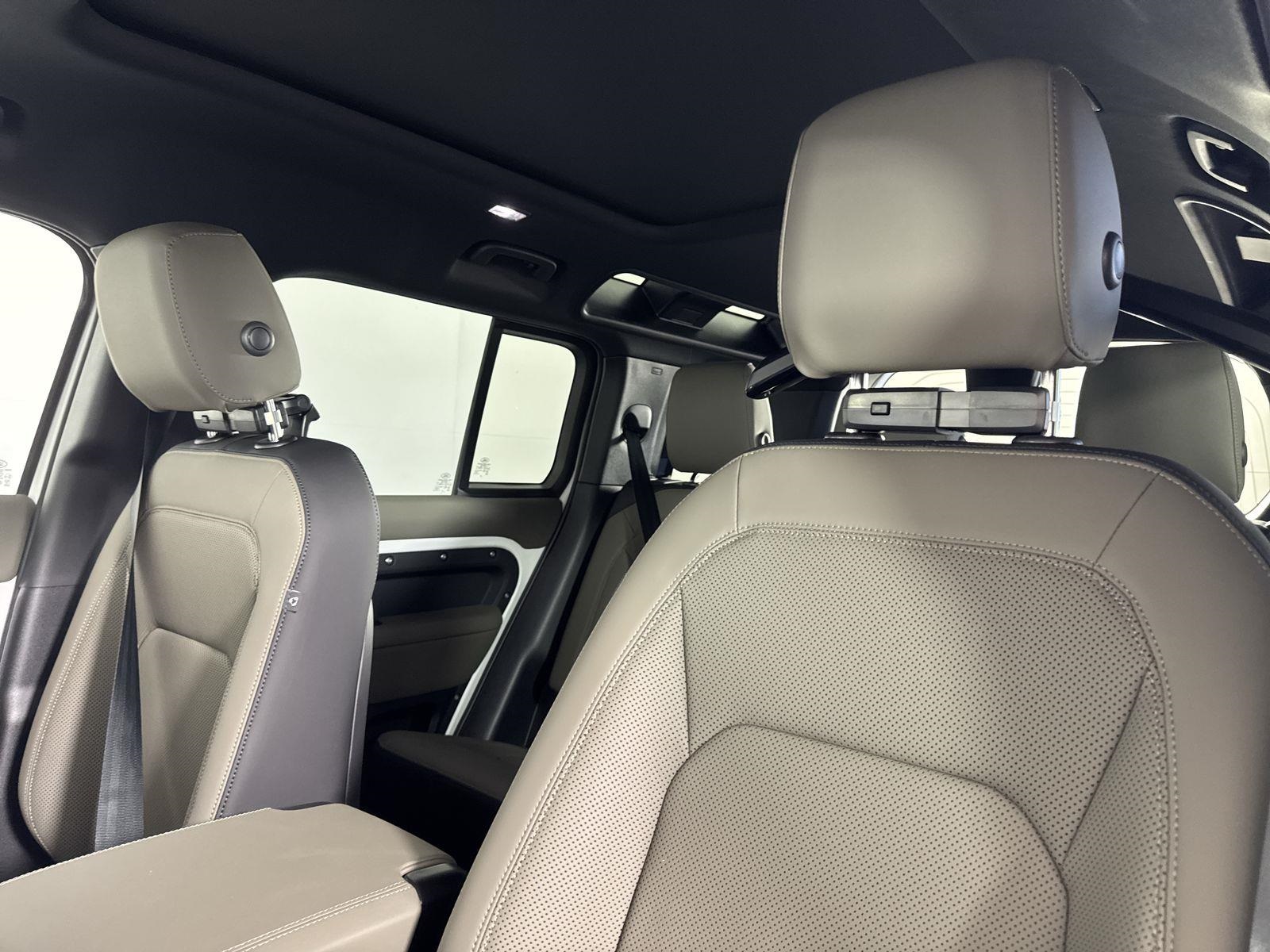 2025 Land Rover Defender 110 X-Dynamic SE photo 25