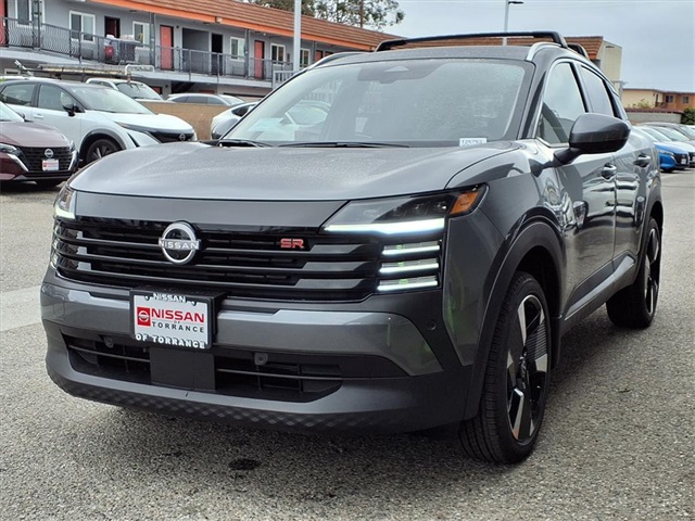 2025 Nissan Kicks SR photo 2