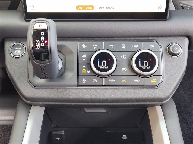 2025 Land Rover Defender 130 V8 photo 12