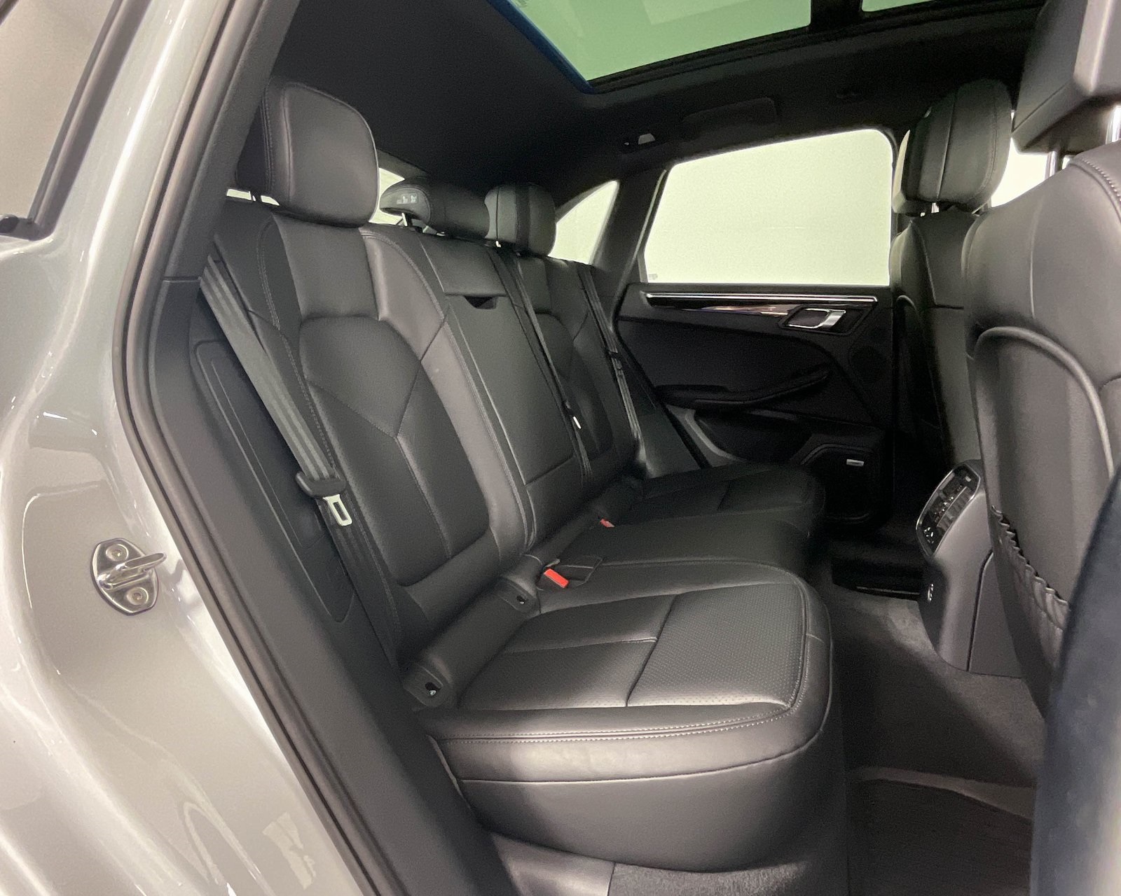 2025 Porsche Macan T photo 23