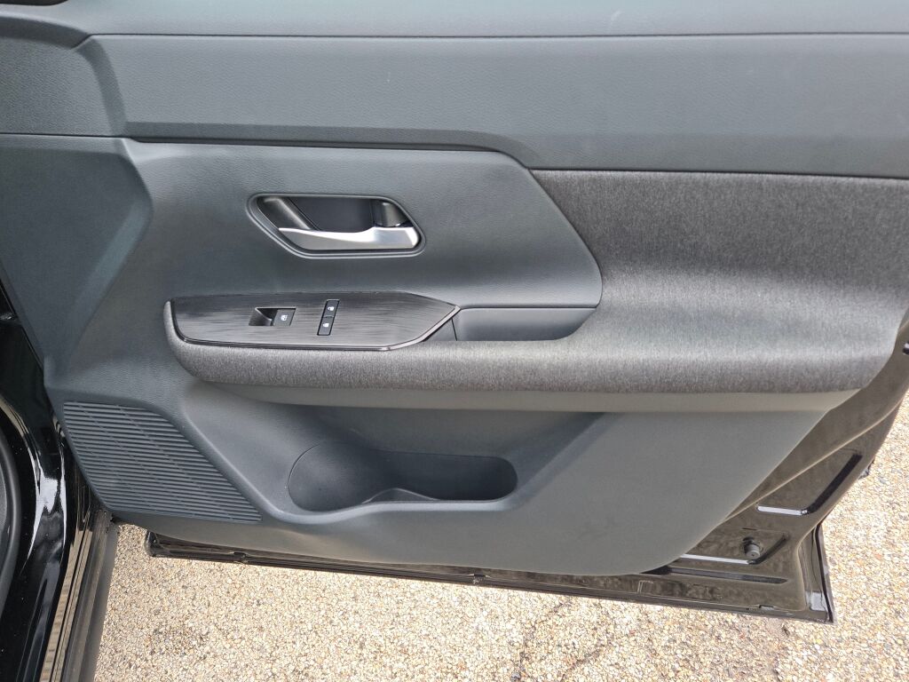 2025 Nissan Kicks SV photo 3