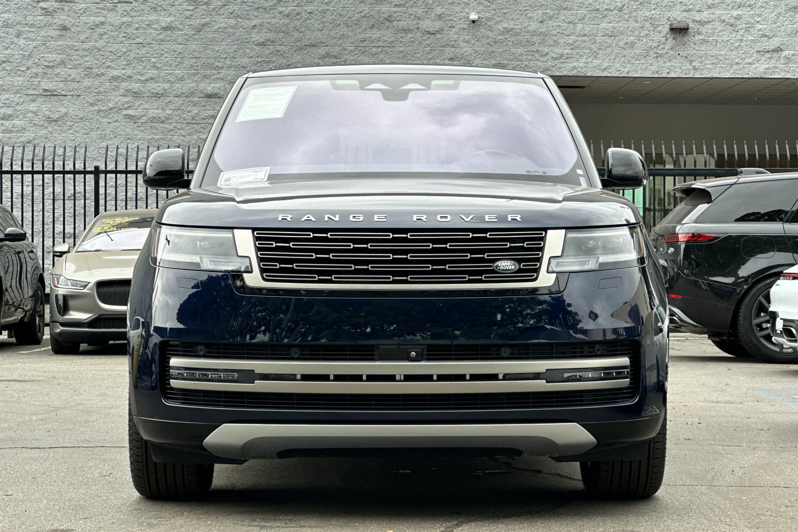 2023 Land Rover Range Rover SE photo 6