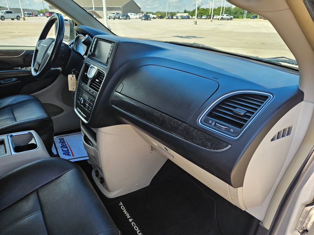 2016 Chrysler Town & Country Touring photo 26