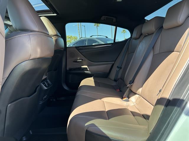 2025 Lexus ES Base photo 18