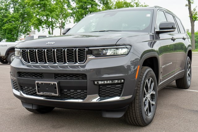 2025 Jeep Grand Cherokee Limited photo 2