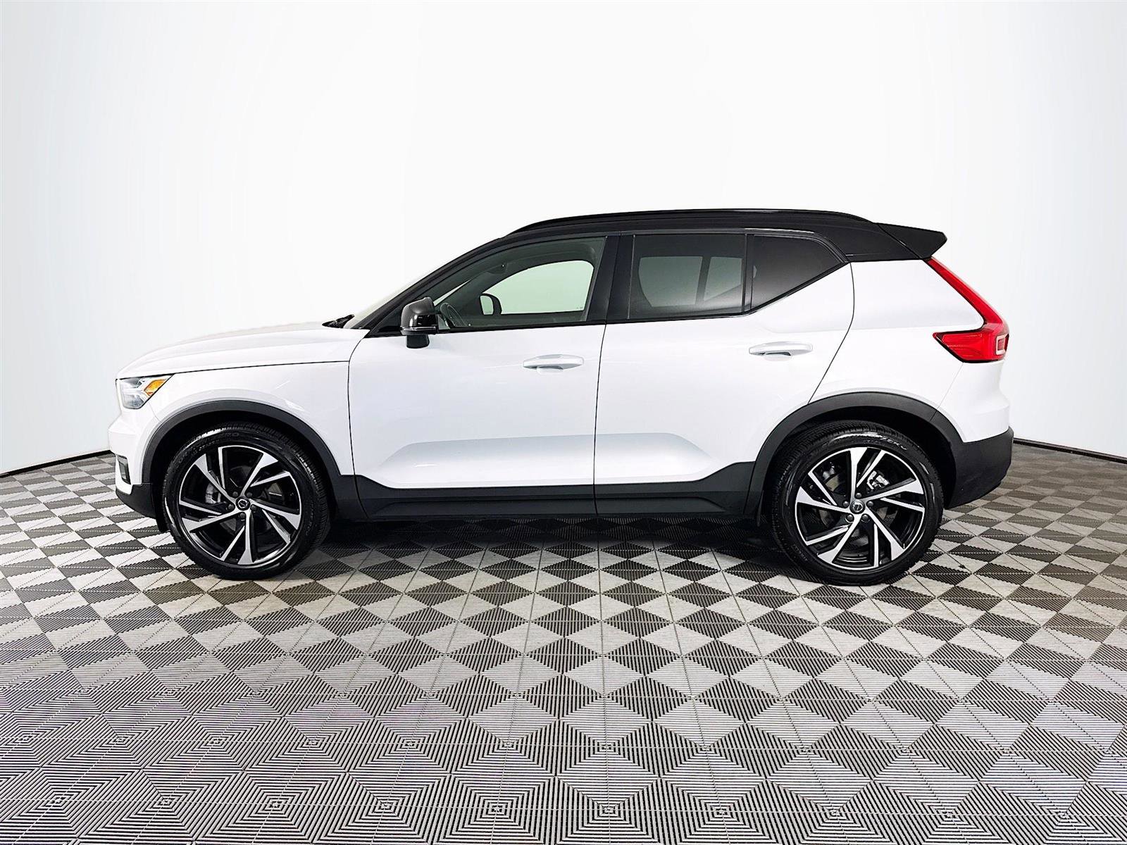 2021 Volvo XC40 T5 R-Design photo 8