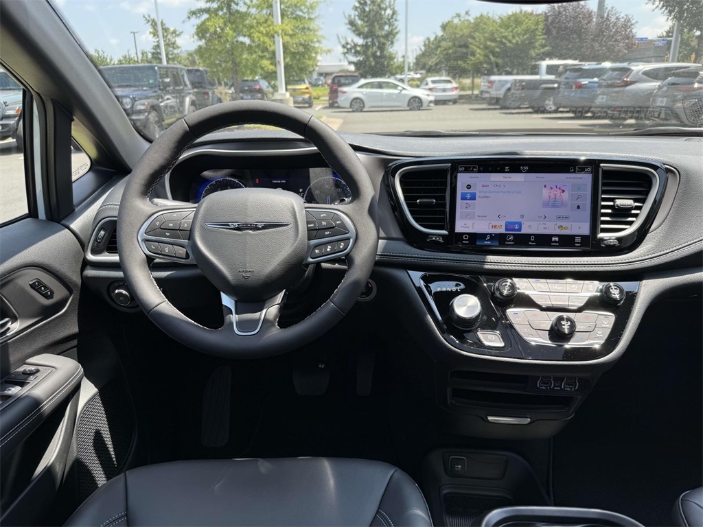2025 Chrysler Pacifica photo 18