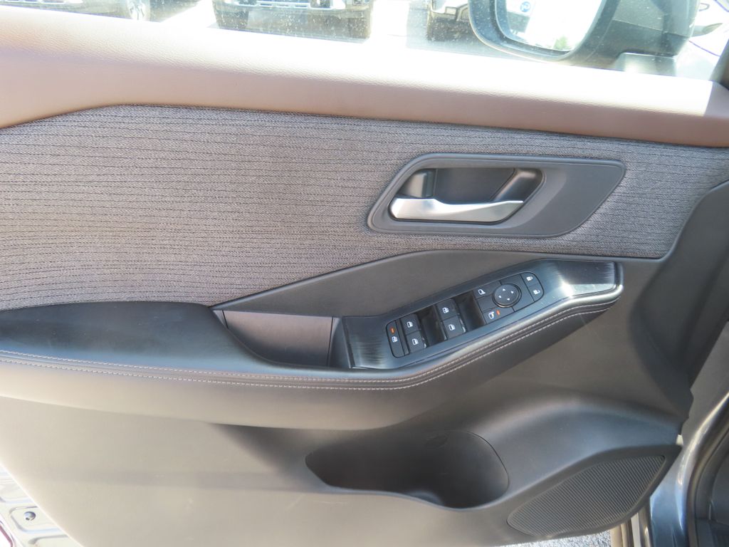 2023 Nissan Rogue SV photo 17