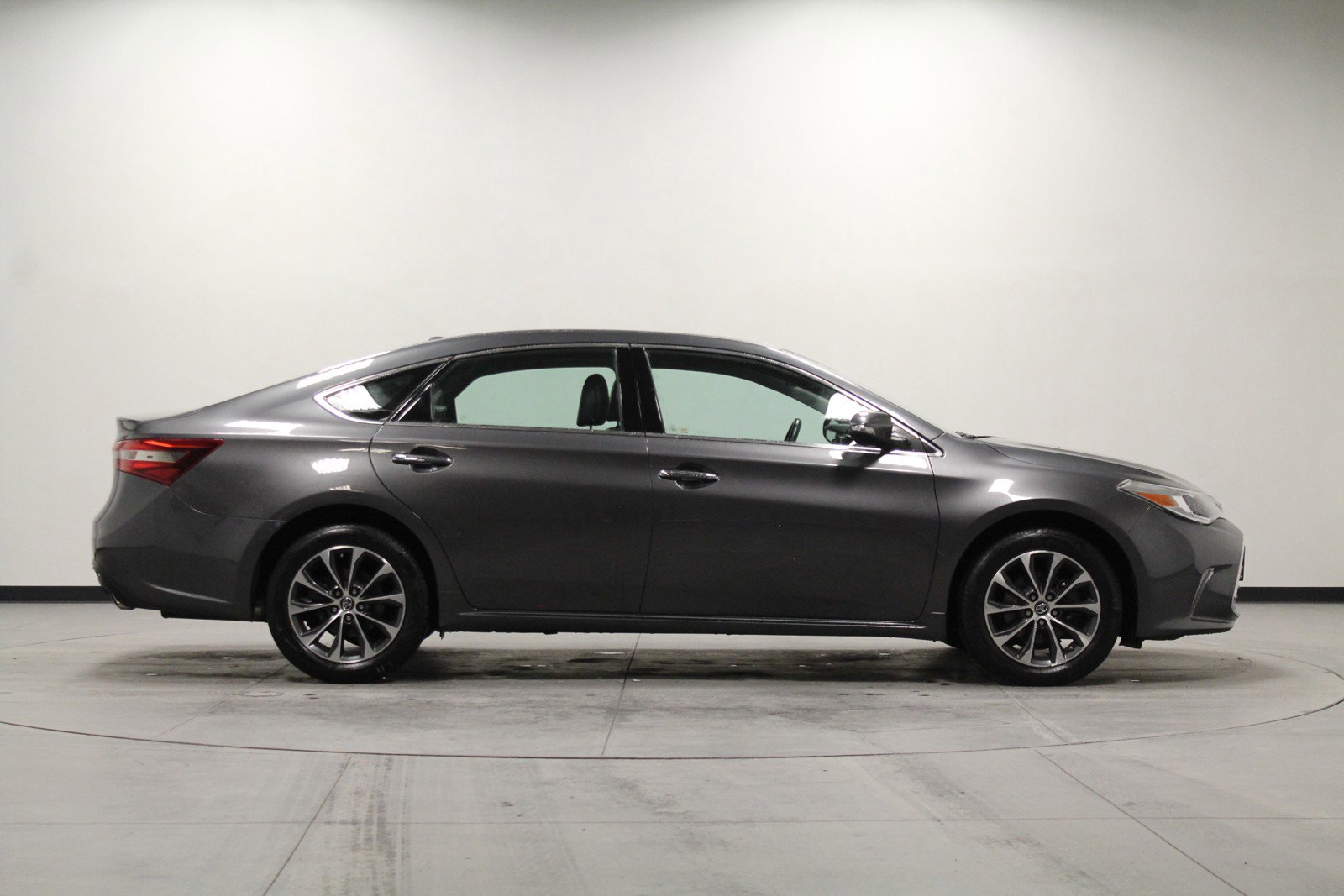 2018 Toyota Avalon Limited photo 2