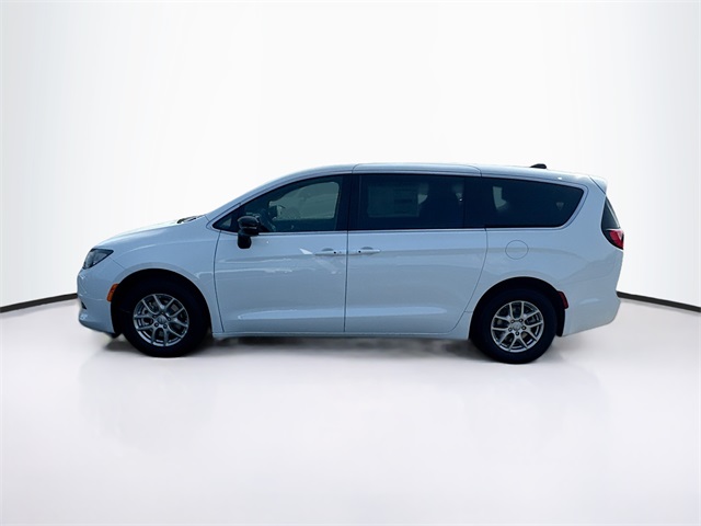 2025 Chrysler Voyager LX photo 3