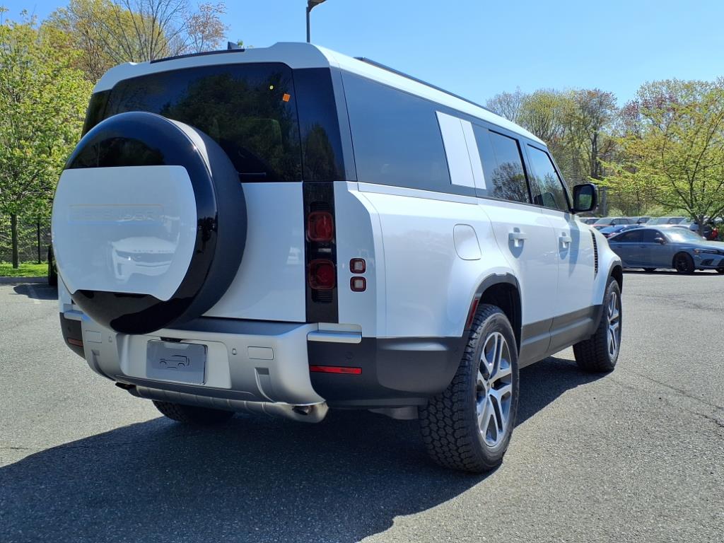 2025 Land Rover Defender 130 S photo 17