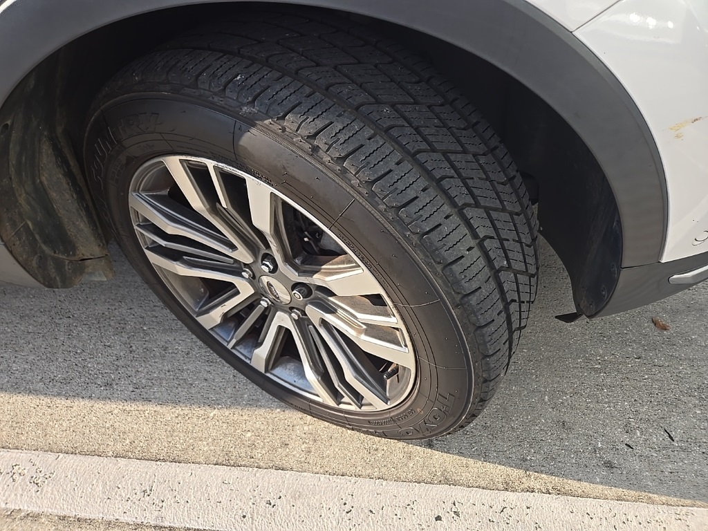 2019 Ford Explorer Platinum photo 2