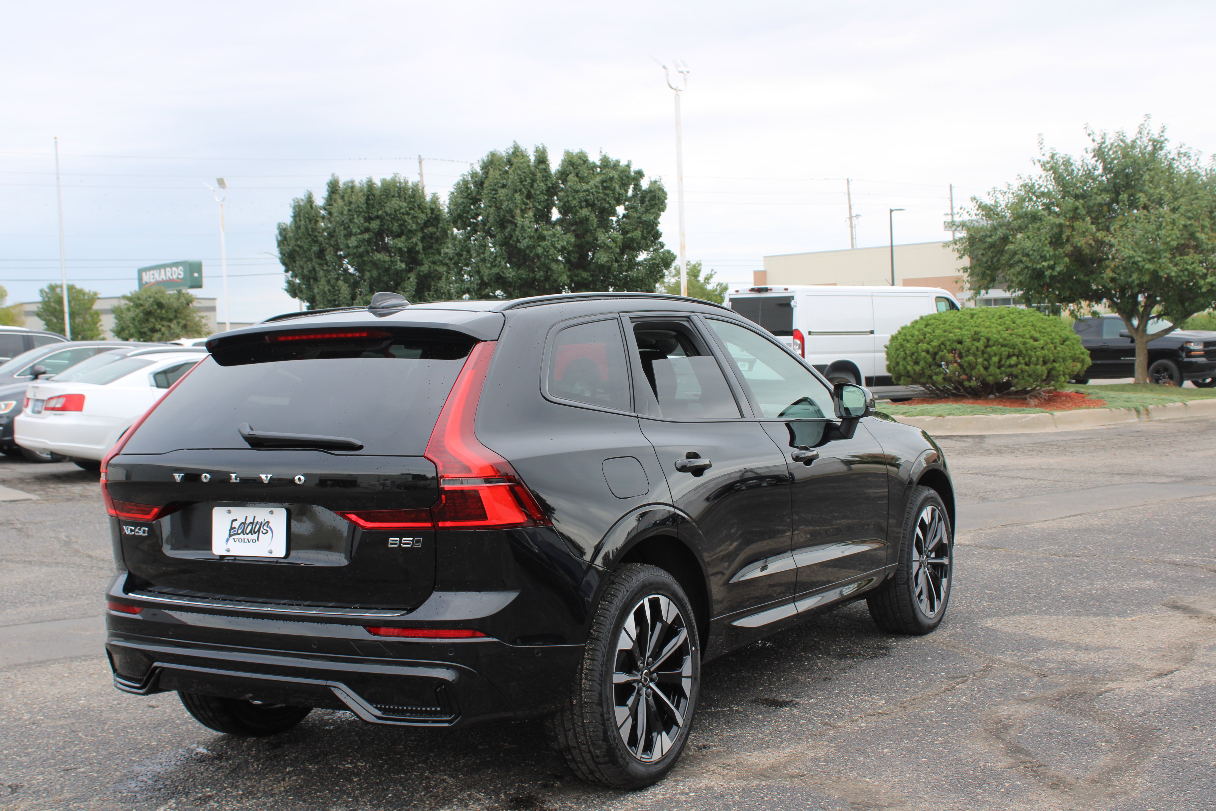 2026 Volvo XC60 B5 Plus photo 2
