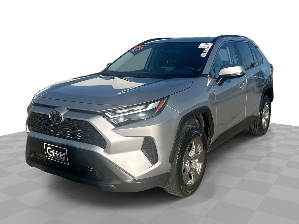 2025 Toyota RAV4 XLE's photo