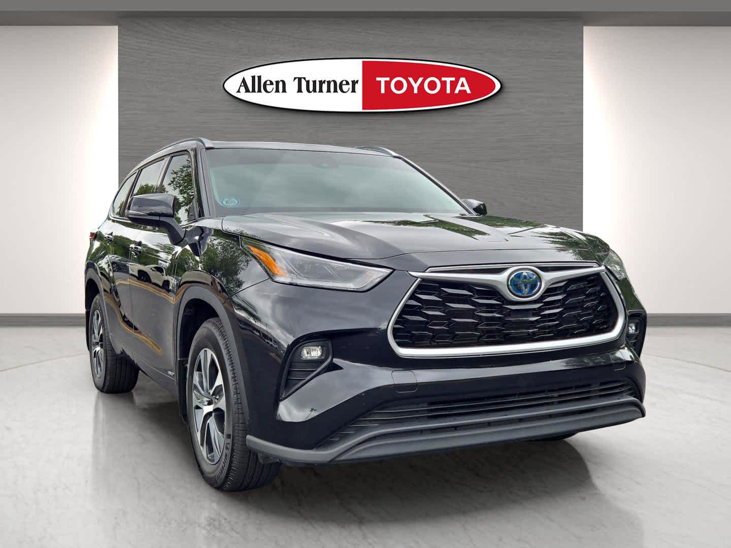 2021 Toyota Highlander Hybrid XLE photo 2