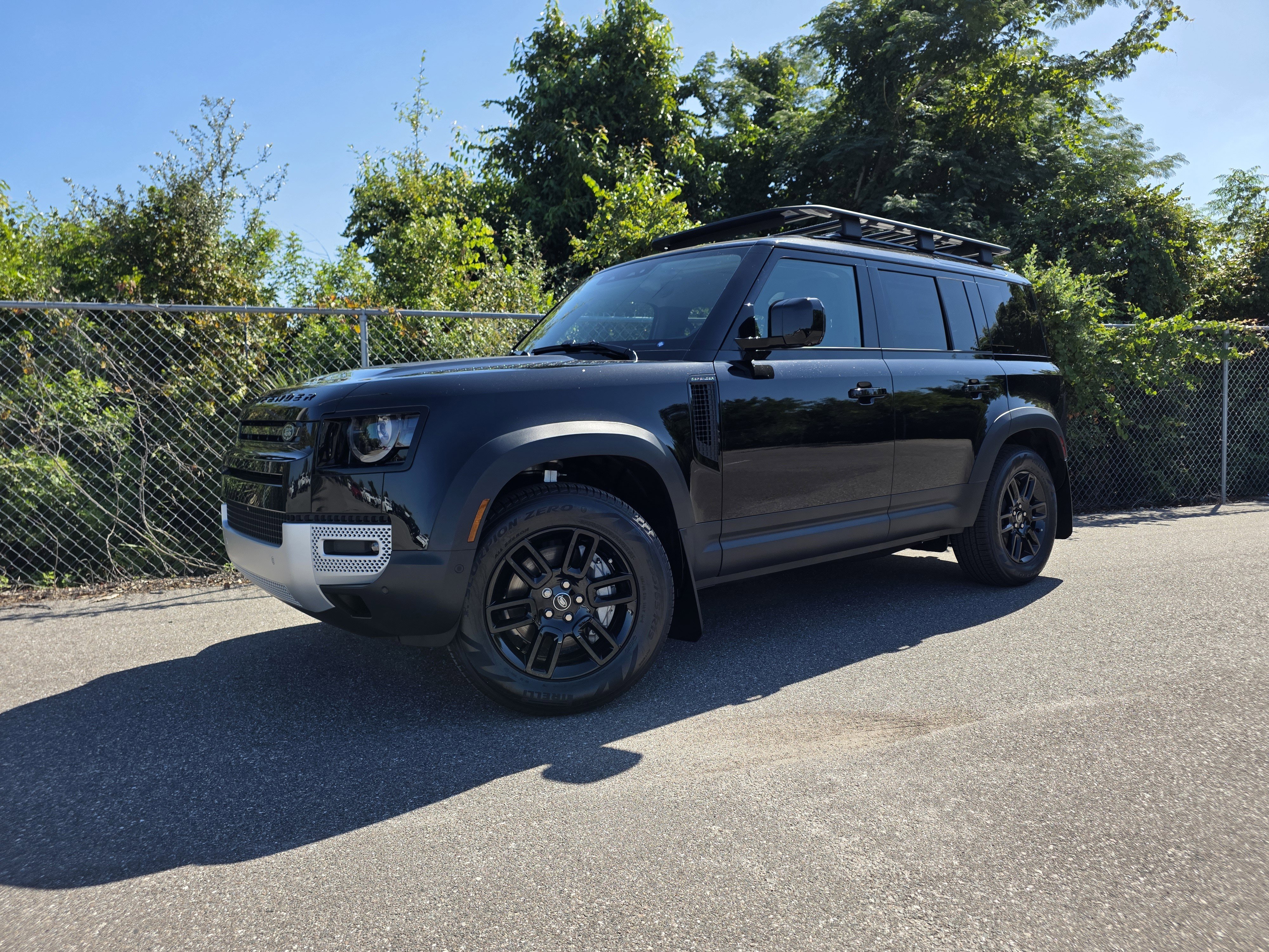 2025 Land Rover Defender S's photo