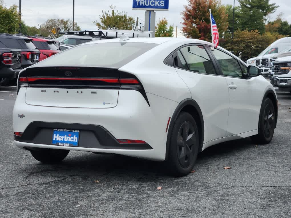 2024 Toyota Prius LE photo 3