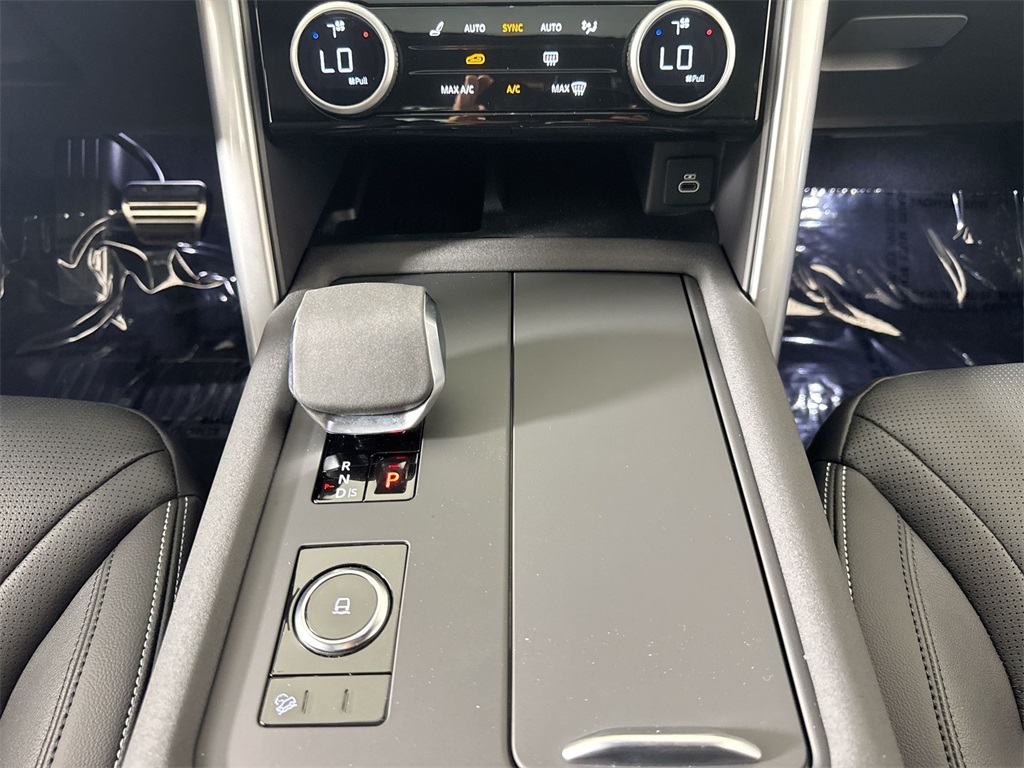 2025 Land Rover Discovery SE photo 18
