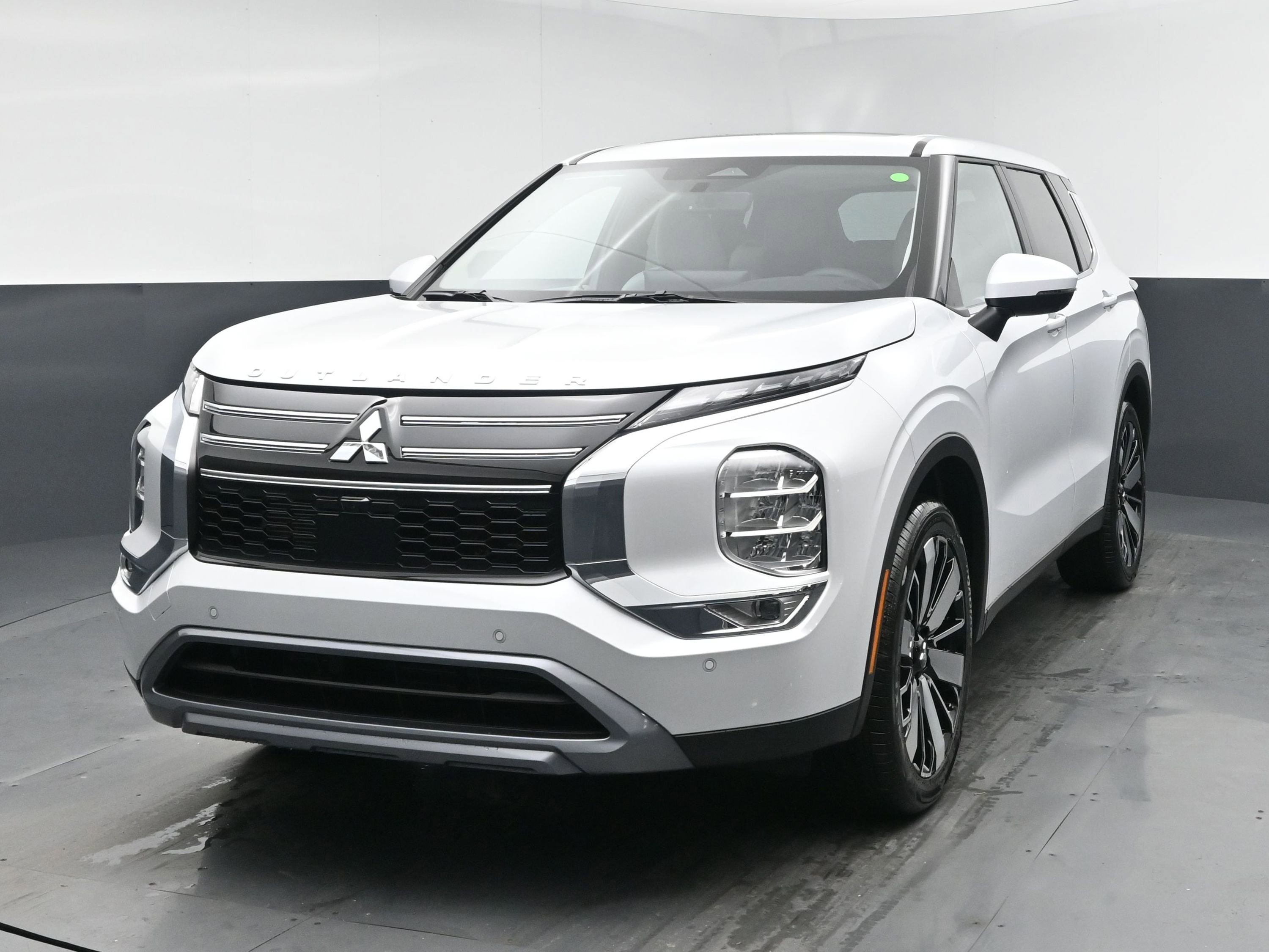 2026 Mitsubishi Outlander SE's photo