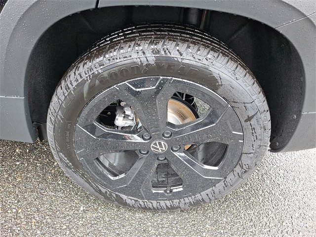 2025 Volkswagen Taos SE photo 4