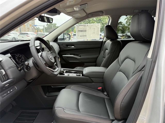 2025 Nissan Pathfinder SL photo 12