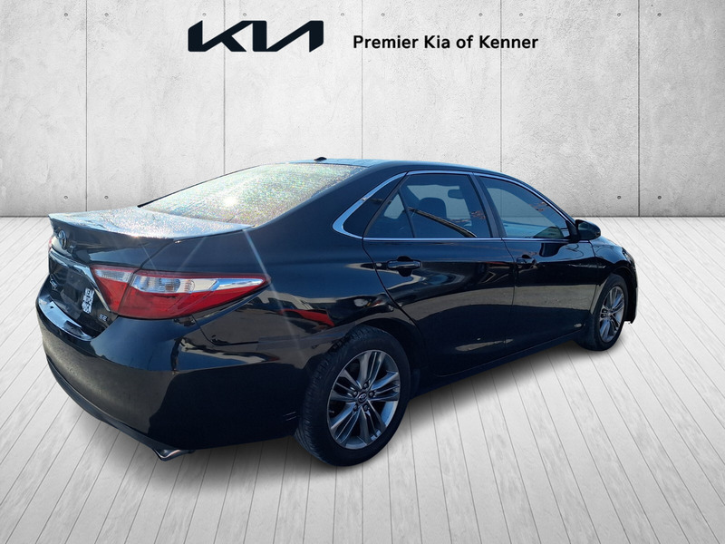 2017 Toyota Camry SE photo 4