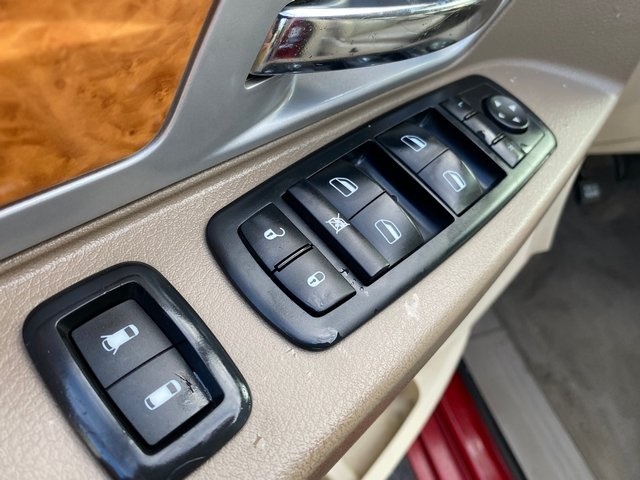 2010 Chrysler Town & Country Limited photo 13