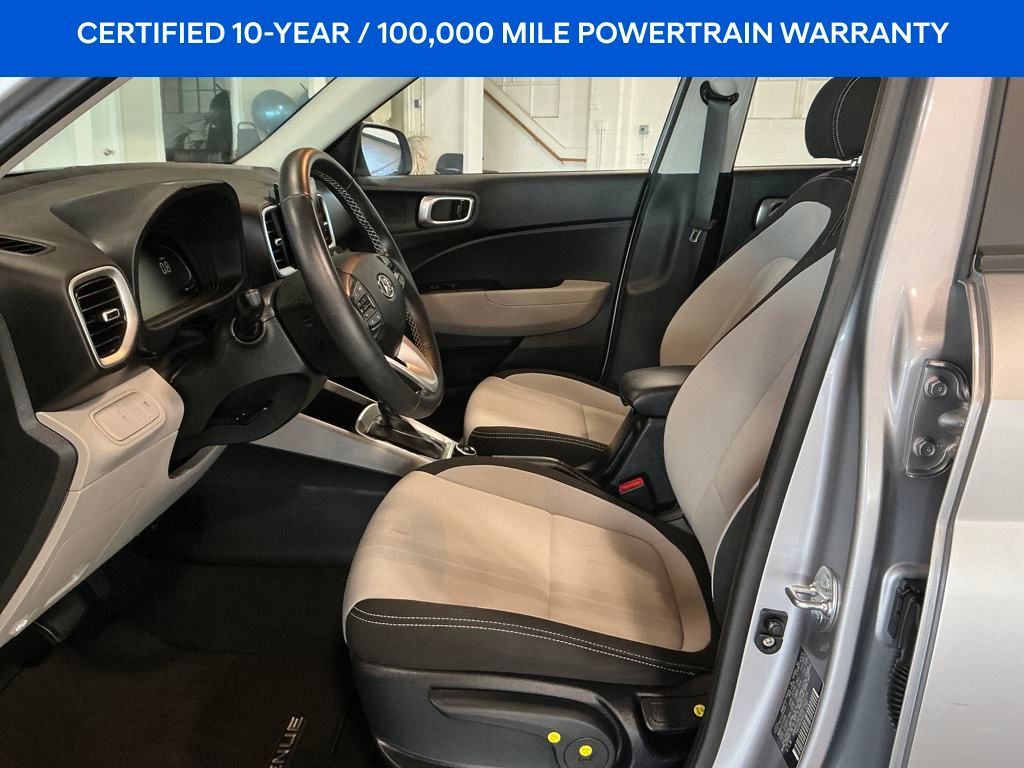 2024 Hyundai Venue SEL photo 2