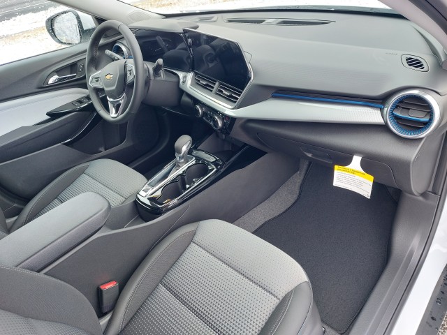 2025 Chevrolet Trax LT photo 35