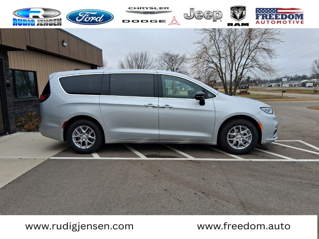 2026 Chrysler Pacifica Select's photo