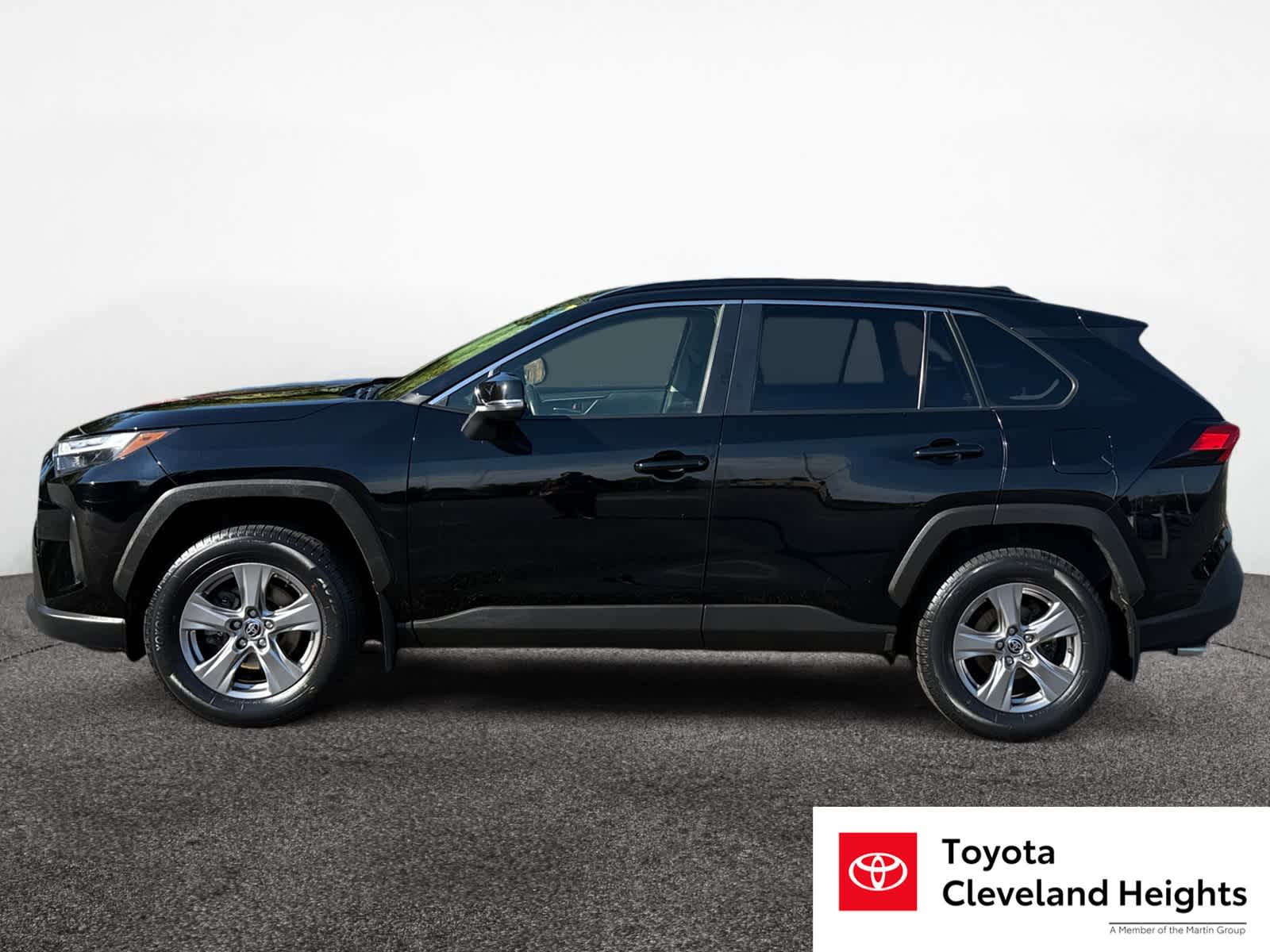 2023 Toyota RAV4 XLE photo 2