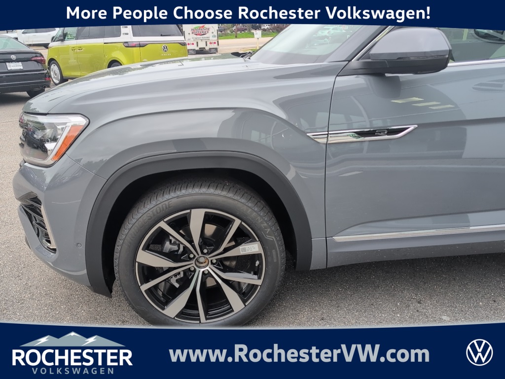 2025 Volkswagen Atlas SEL Premium R-Line photo 2