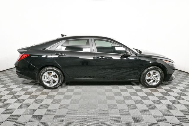 2023 Hyundai Elantra SE photo 2