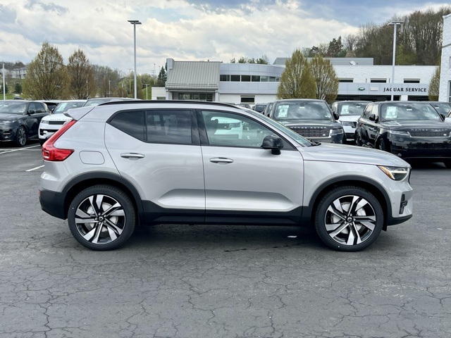 2025 Volvo XC40 photo 7