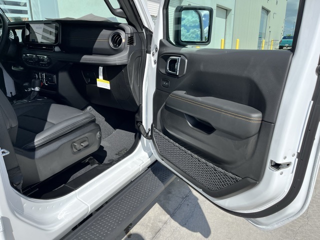2025 Jeep Wrangler Sahara photo 19