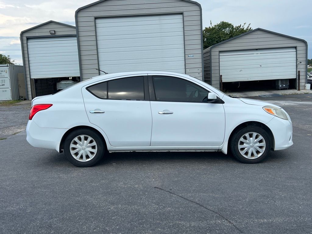 2012 Nissan Versa 1.6 SV photo 2