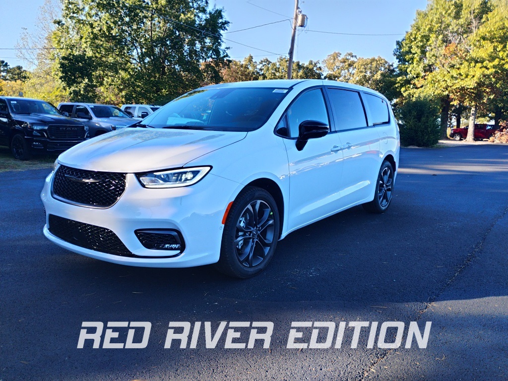 2026 Chrysler Pacifica Select's photo