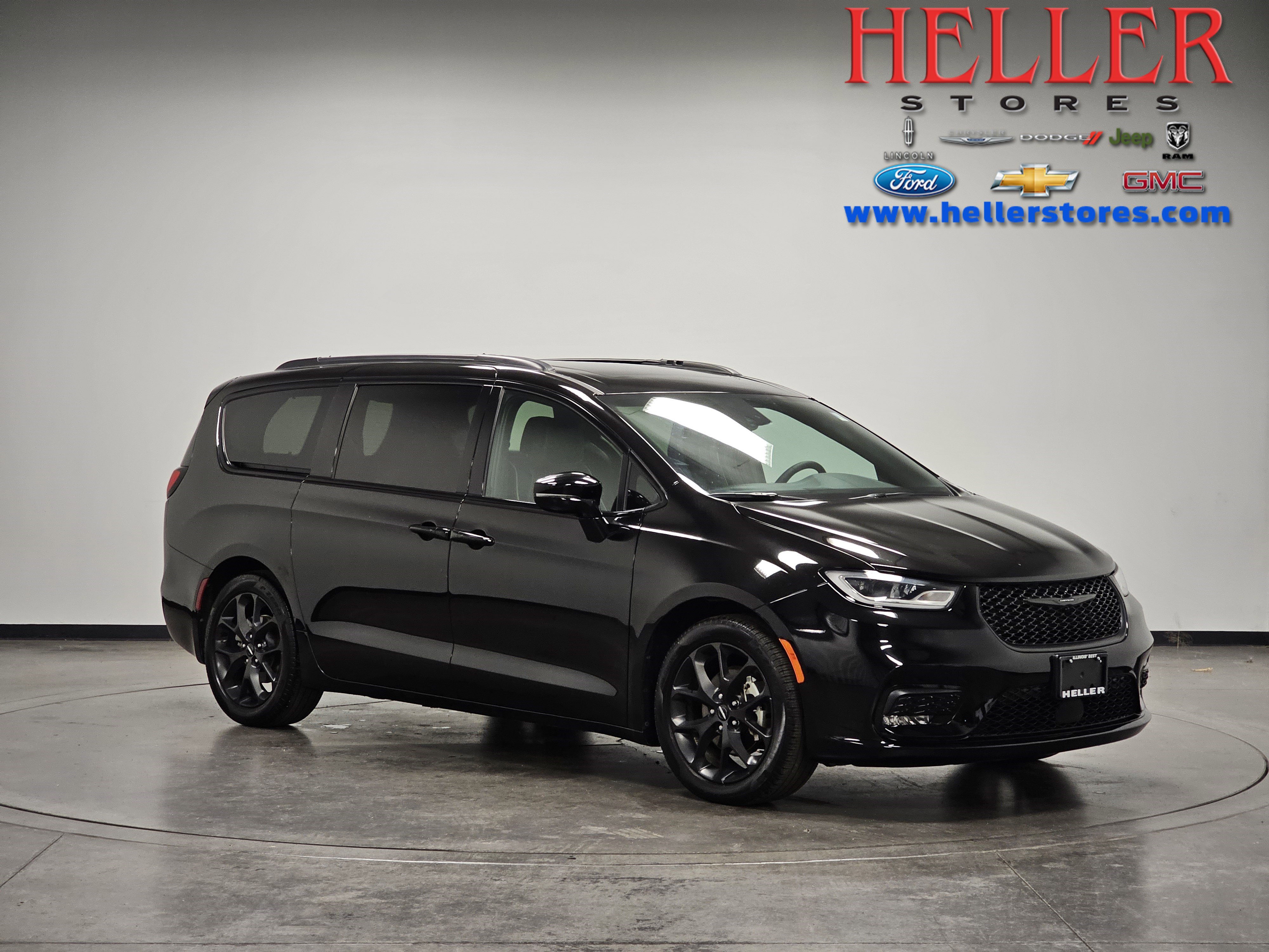 2025 Chrysler Pacifica Limited's photo