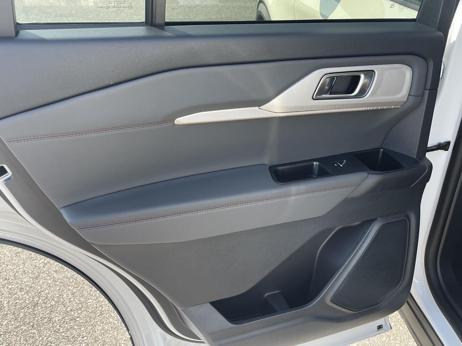 2025 Ford Explorer photo 19