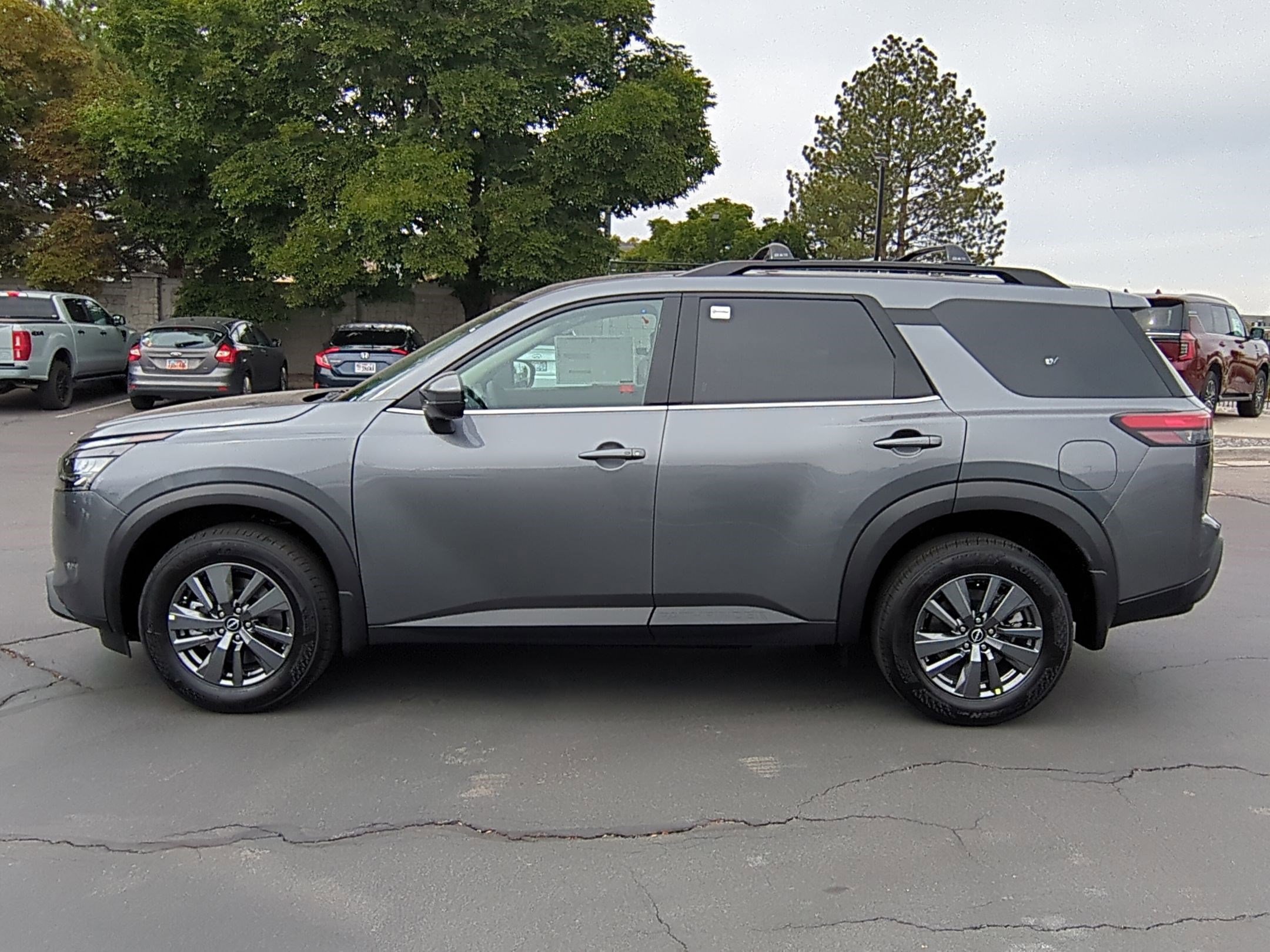 2025 Nissan Pathfinder SV photo 6