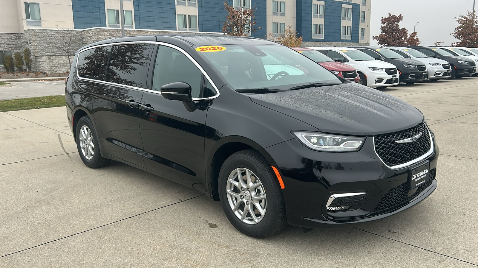 2026 Chrysler Pacifica Select's photo