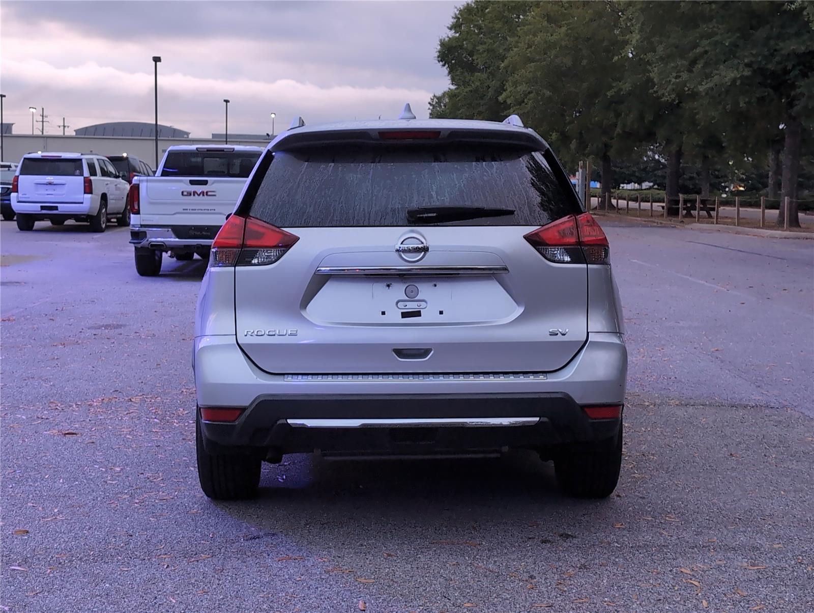 2017 Nissan Rogue SV photo 2