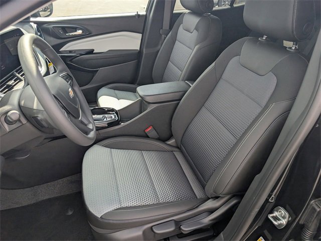 2025 Chevrolet Trax LT photo 7