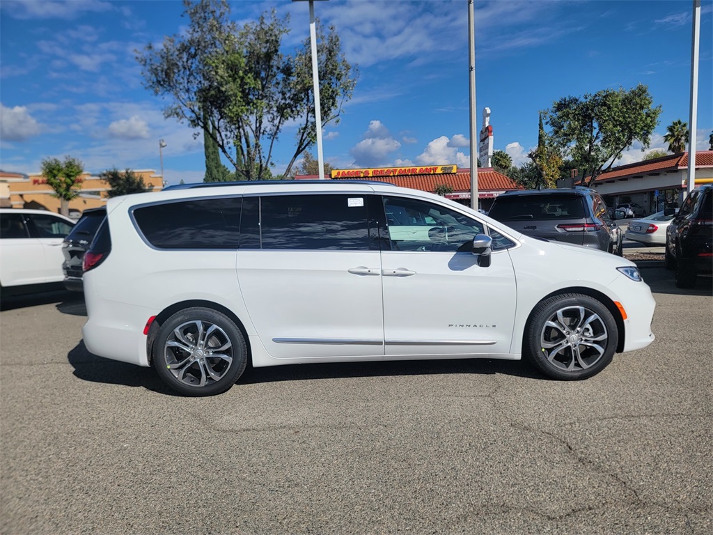 2026 Chrysler Pacifica Pinnacle photo 3