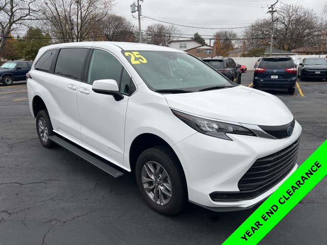 2025 Toyota Sienna LE's photo