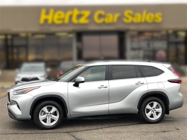 2024 Toyota Highlander LE's photo