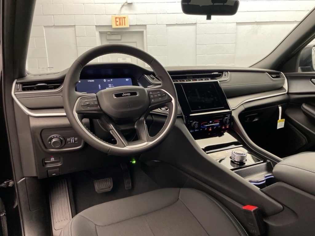 2025 Jeep Grand Cherokee Laredo photo 6